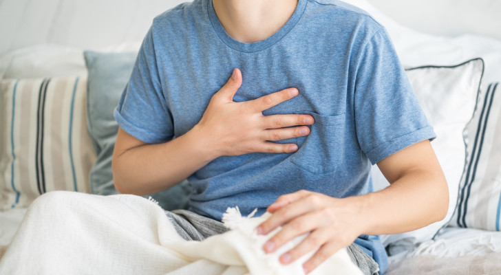 شاب عشريني يشعر بحرقة شديدة تزداد ليلا عند النوم.. ما التفسير الطبي؟