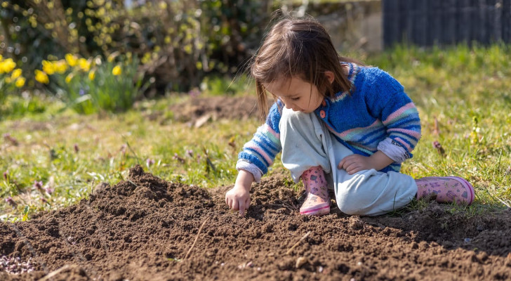هل أخطأنا في منع الأطفال من "الوسخ"؟ إليكم الحقيقة الصادمة علميا