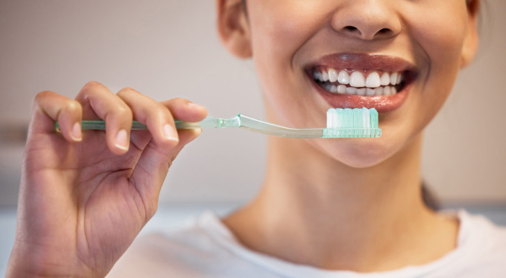 فرشاة الأسنان أم فنجان القهوة؟.. جدل صباحي يحسمه الخبراء: الترتيب قد يغير صحة فمك بالكامل