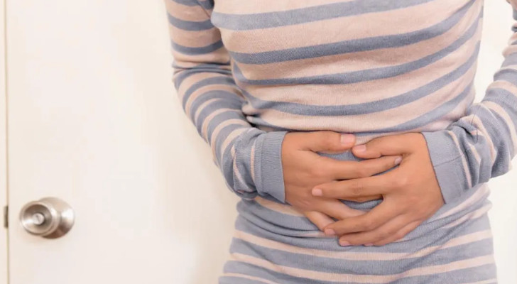 لماذا يشعر البعض بثقل في المعدة بعد أكل كمية قليلة جدا؟