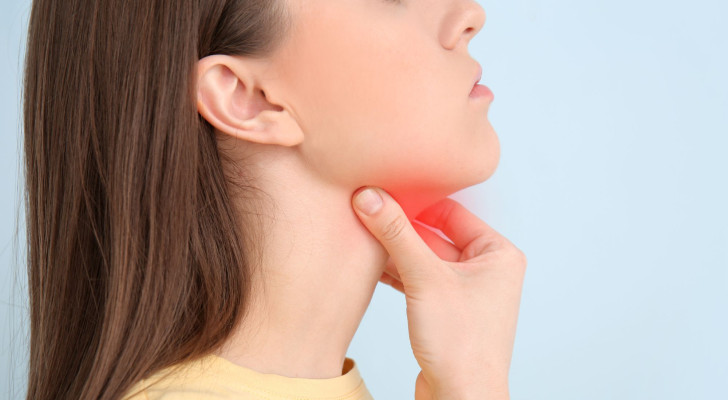 ما أعراض ورم الغدة الدرقية عند النساء؟ علامات مبكرة لا تتجاهليها