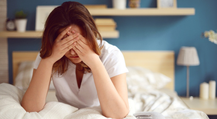 لماذا أشعر بالغثيان فور الاستيقاظ صباحا؟ هل هو علامة على مشكلة صحية؟