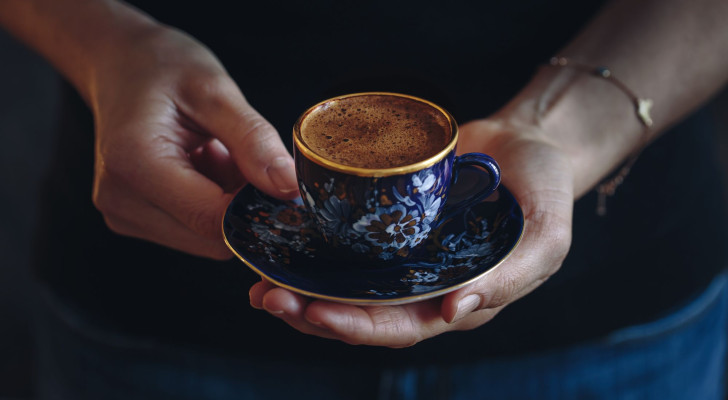 لماذا نشرب في اليوم أكثر من كوب قهوة ونبقى متعبين أو نشعر بالنعاس؟