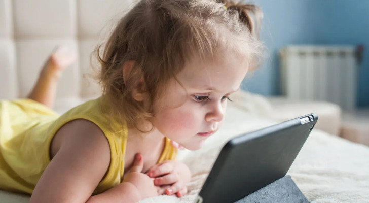 تحذير صحي عالمي.. تعريض الأطفال دون سن الثانية للشاشات يؤذي أدمغتهم!