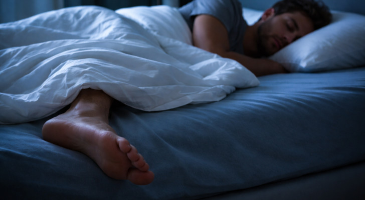 لماذا أشعر بالراحة عند كشف قدمي ليلا أثناء النوم؟