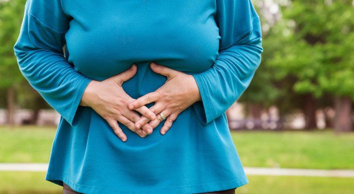 هل انتفاخ البطن المستمر من أعراض أورام المبايض؟