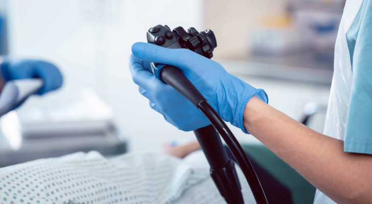 أعراض إذا ظهرت عليك بعد سن الـ٤٠ فقد يكون من الضروري إجراء تنظير القولون