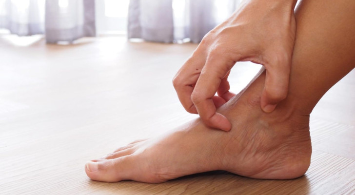 هل يمكن أن تكشف حكة القدمين المستمرة عن الإصابة بأمراض مزمنة خطيرة؟