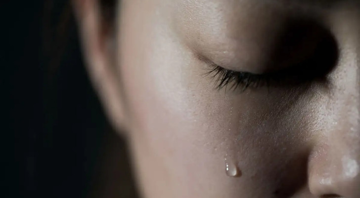 خبراء الصحة: “ابك 2–3 مرات أسبوعيا”.. الدموع قد تعمل كمسكن طبيعي للألم وتحسن المزاج