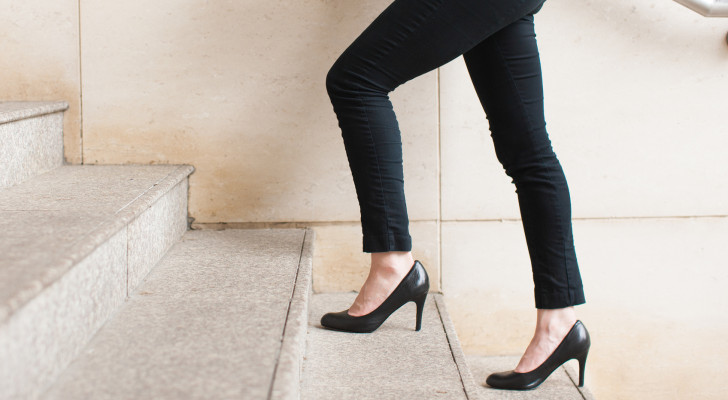 كيف يؤثر ارتداء الكعب العالي على العمود الفقري؟