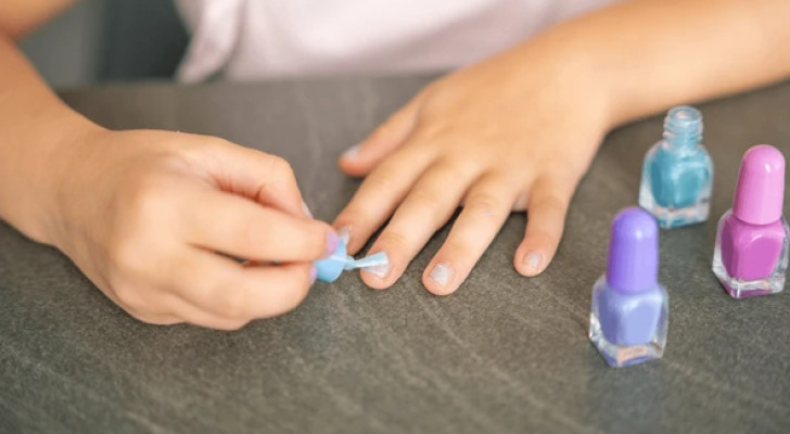 الخبراء يحذرون من طلاء الأظافر للأطفال.. والسبب مثير للقلق!