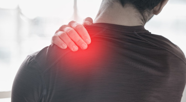 أعاني من ألم شديد في الأكتاف يشبه الحرقة.. ما التفسير العلمي؟