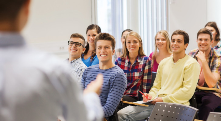 خبراء.. جلوس الطالب في المقعد الأمامي بالصف يرتبط بدرجات أعلى ولكن ليس للسبب الذي تظنه!