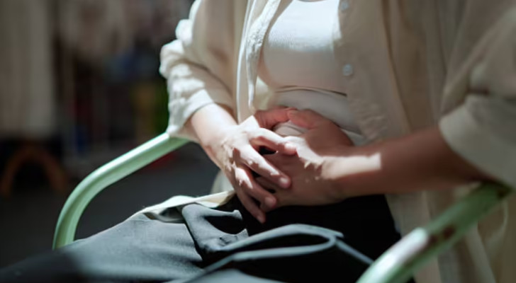 ما أول أعراض سرطان القولون والمستقيم عند النساء؟ إشارات صامتة لا تهمل