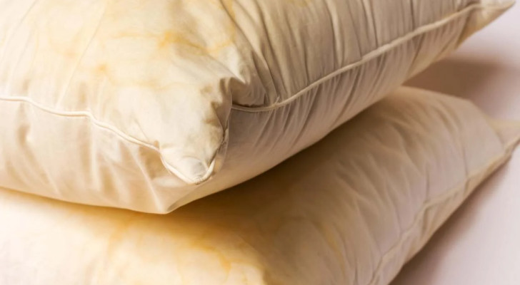 طريقة مذهلة لإزالة اصفرار الوسائد دون مواد كيميائية!