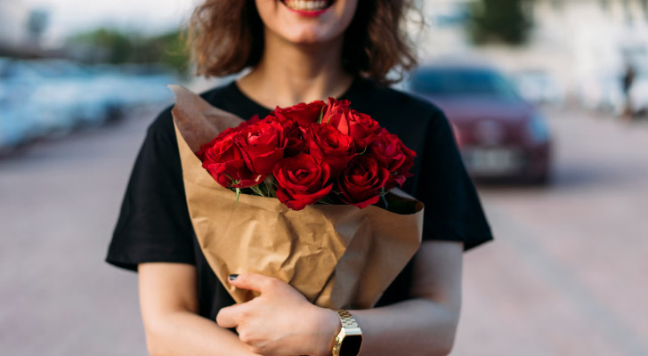 خبر مهم لكل رجل.. إذا أهديت زوجتك وردا اليوم.. قد تخف مشكلة تساقط شعرها غدا!