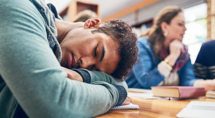طلاب الجامعات الذين يأخذون قيلولة بين المحاضرات يحققون أداء أكاديميا أفضل
