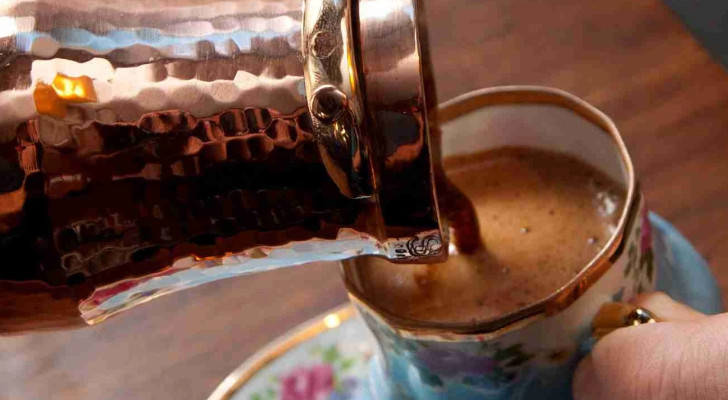 ما الذي يحدث للكلى عند شرب القهوة يوميا فور الاستيقاظ؟