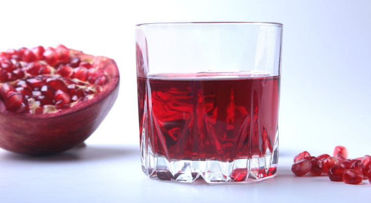 أشخاص لا ينصح لهم بشرب عصير الرمان.. متى يصبح مفيدا ومتى يتحول إلى مشكلة؟