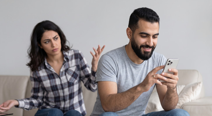 لماذا يهرب بعض الأزواج إلى الهاتف بدلا من الحديث مع شريك الحياة؟