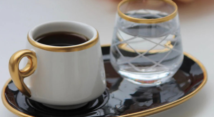 لماذا ينصح بشرب كوب ماء مع فنجان القهوة؟