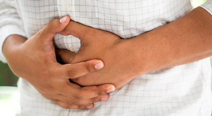 هل تشعر بانتفاخ وقساوة في البطن عند تناول أي شيء، حتى لو كان بسيطا؟