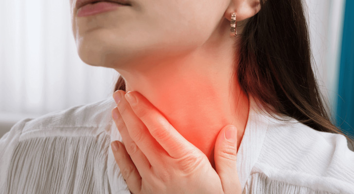 حكة الحلق المتكررة قد تكشف 5 مشكلات صحية شائعة! ما هي؟
