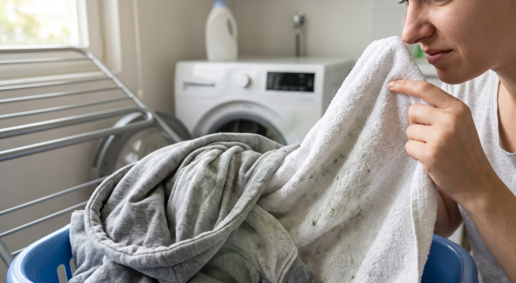 لماذا تفوح رائحة كريهة من الملابس بعد غسلها؟ 8 أخطاء قد ترتكبها دون قصد