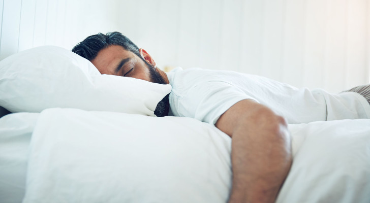 ما أفضل وضعية نوم لمرضى الضغط؟ وهل ينصح الأطباء بوضعية معينة؟