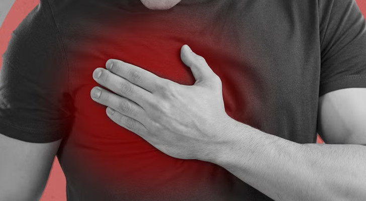 ألم مفاجئ في يمين الصدر.. متى يكون بسيطا ومتى يصبح خطرا؟