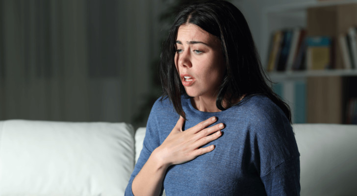 نبضة غريبة ثم تختفي.. ماذا يعني أن "يرجف أو يرفرف" قلبك فجأة؟