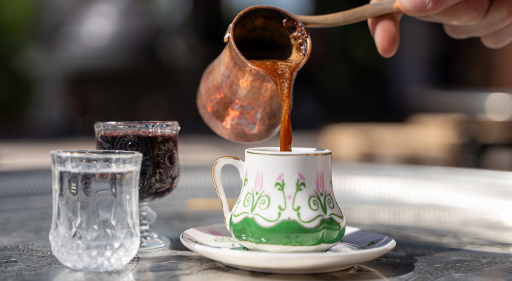 الشاي أم القهوة؟.. أبحاث تحسم أيهما أفضل لزيادة كثافة عظام النساء