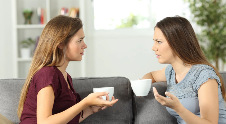 وسط دائرة أصدقائنا.. لماذا نرتاح للشخص الذي ينصت لنا أكثر من الذي يحتكر الحديث؟