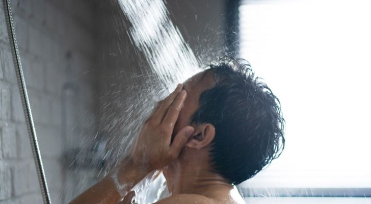 لماذا تخطر لنا الأفكار الإبداعية أثناء الاستحمام؟.. العلم يفسر الظاهرة