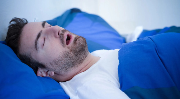لماذا لا تستطيع النوم إلا وفمك مفتوح؟ جسمك قد يحاول إخبارك بشيء