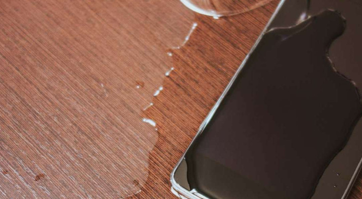 سقط هاتفك في الماء؟ لا تحاول تشغيله قبل معرفة هذه الخطوة
