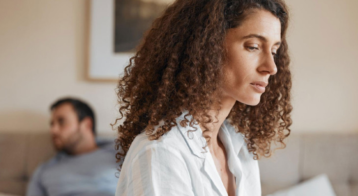لماذا تقول المرأة "ما في شيء" بينما يكون هناك شيء فعلا؟ علم النفس يفسر