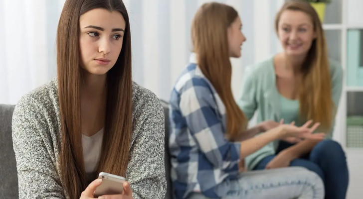 موجود معهم لكنك لست منهم.. ماذا يعني أن تكون "هامشيا"؟