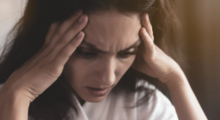 لماذا تشعر بالقلق فجأة دون أن يحدث شيء؟ إليك السبب