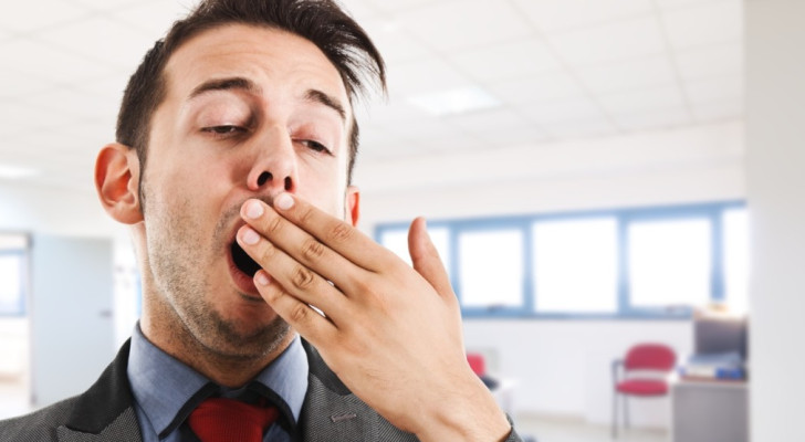 هل فكرت يوما.. لماذا نتثاءب عندما نشعر بالنعاس؟ وما العلاقة؟