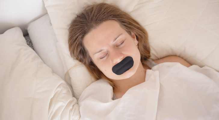 الأطباء يحذرون من ترند لصق الفم قبل النوم.. والسبب؟
