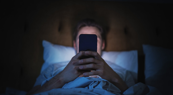ما أضرار استخدام الهاتف الذكي أثناء الاستلقاء في السرير؟