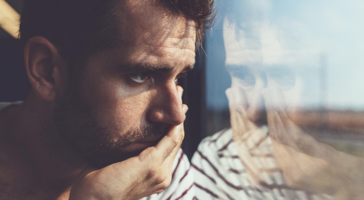 لماذا لا ننسى المواقف الصعبة التي مررنا بها.. بينما تتلاشى الذكريات الجميلة بسهولة؟