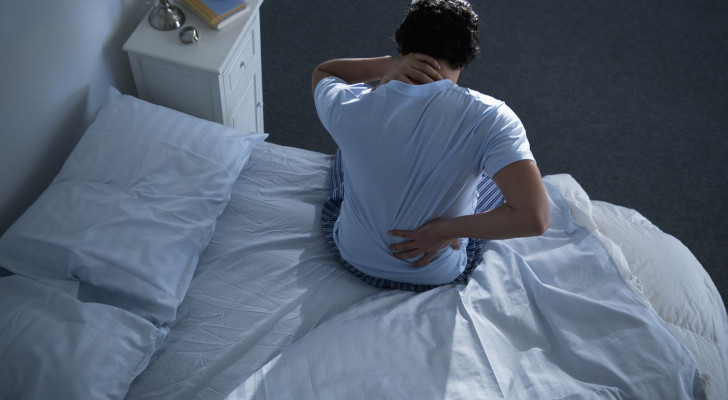 شاب ثلاثيني يسأل: لماذا أشعر بألم العظام ليلا؟ هل هو نقص فيتامين د أم مشكلة أكبر؟