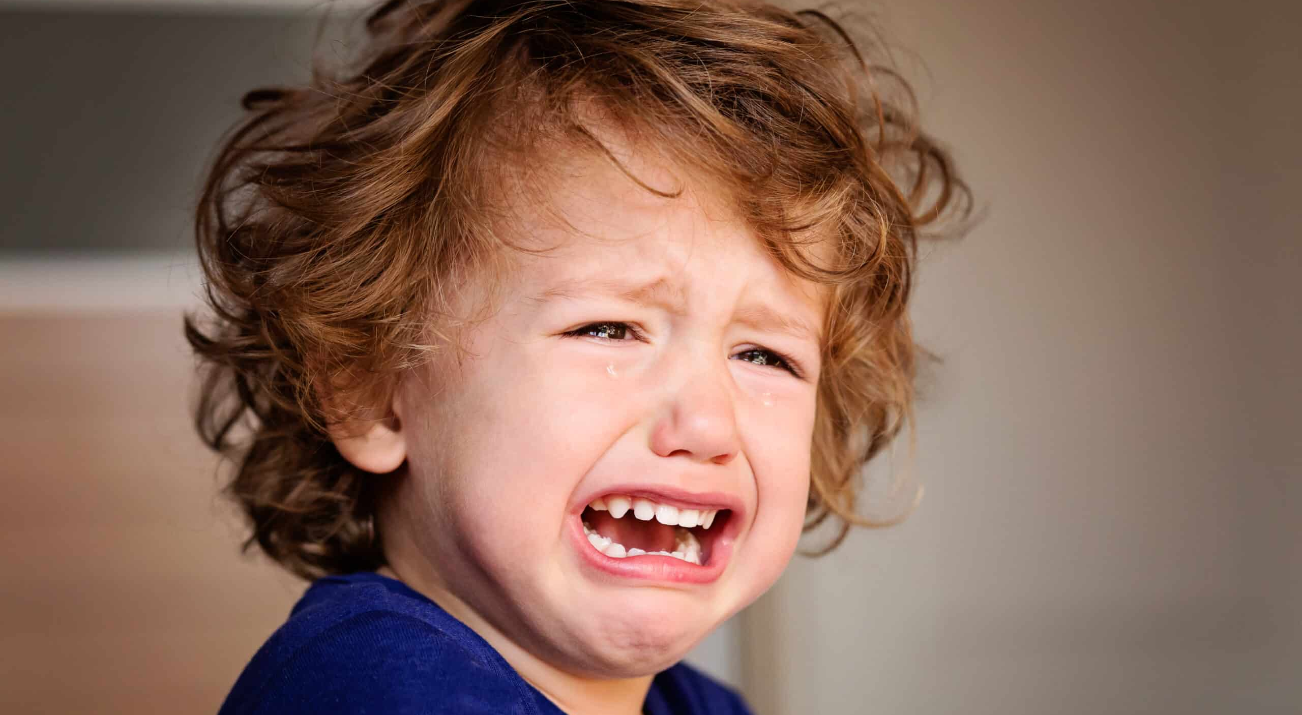 دموع الطفل أمام الغرباء… تمرد ولا رسالة صامتة؟