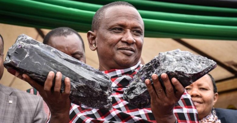 عامل منجم يصبح مليونيرا بعد العثور على أكبر حجر تنزانيت في تنزانيا