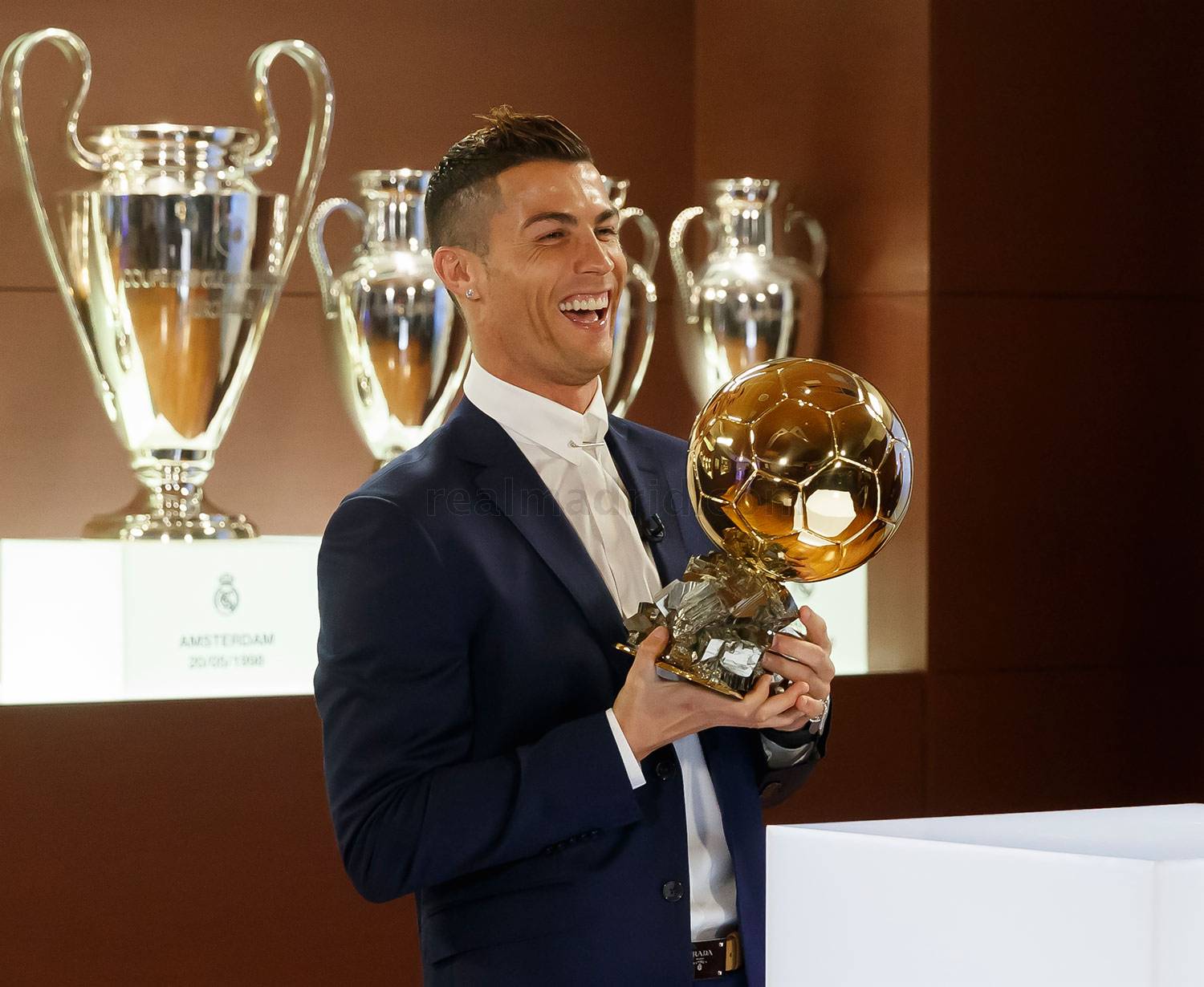 رونالدو يحظى بجائزة " القدم الذهبية"