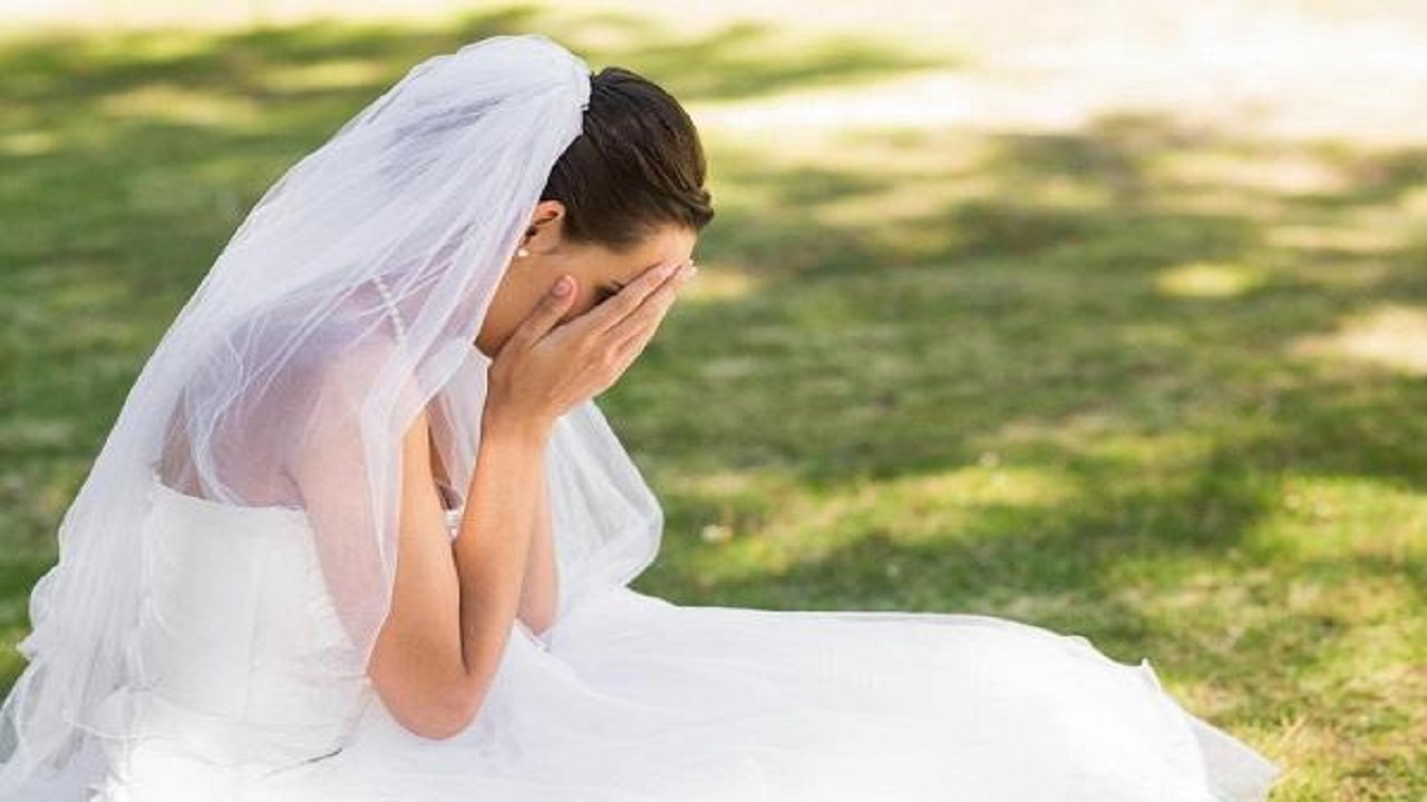 عروس بريطانية تضرب المعازيم وتتدحرج كالكُرة على العُشب - فيديو