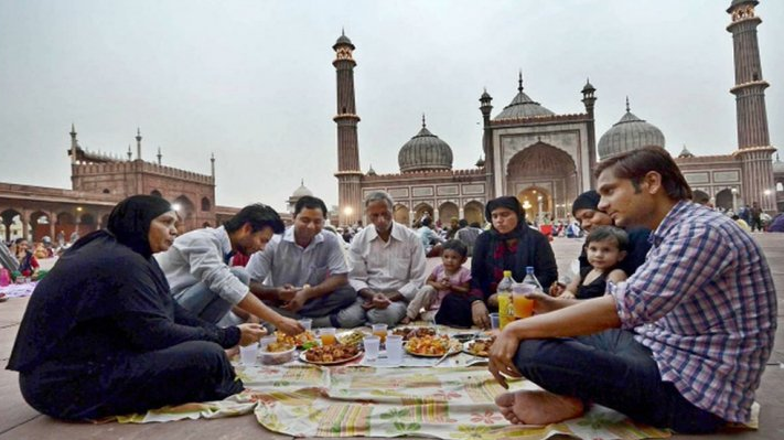 عادات رمضانية وأكلات شعبية في "الباكستان" - فيديو