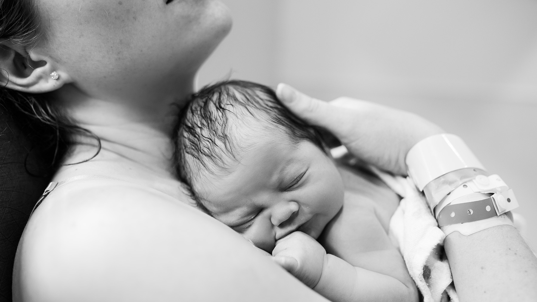 الولادة القيصرية والطبيعية.. أيهُما أفضل ولماذا؟ - فيديو